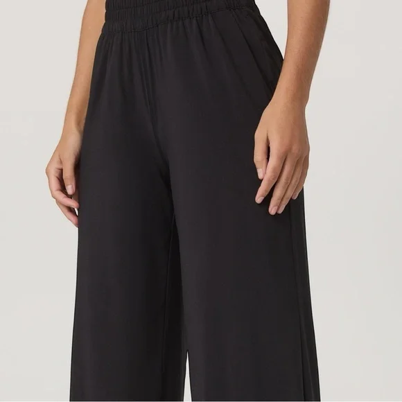 Vuori Villa Wideleg Pant in Black Flowy Wrinkle Resistant Athleisure Lounge - Picture 4 of 14
